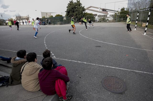 Aulas de Educação Física: professores com máscara, alunos não