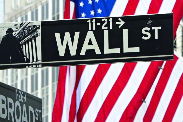 Wall Street fecha abril com Apple, Alphabet e Facebook a pressionarem