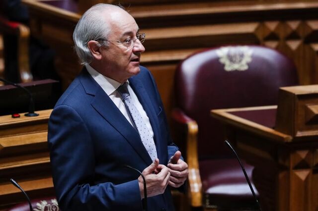 Rio lembra Sócrates para se opor a aumento do salário mínimo. PS e PCP atacam PSD