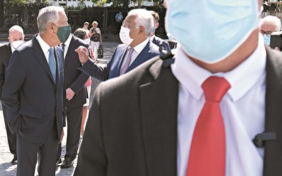 Marcelo Rebelo de Sousa e António Costa trocam impressões à entrada para a reunião com os especialistas na Faculdade de Medicina do Porto.