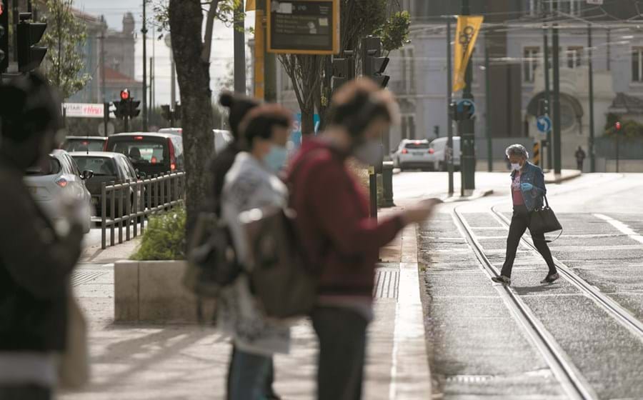 As medidas para conter a pandemia pararam a atividade das empresas e as consequências no emprego só não foram piores graças ao lay-off.