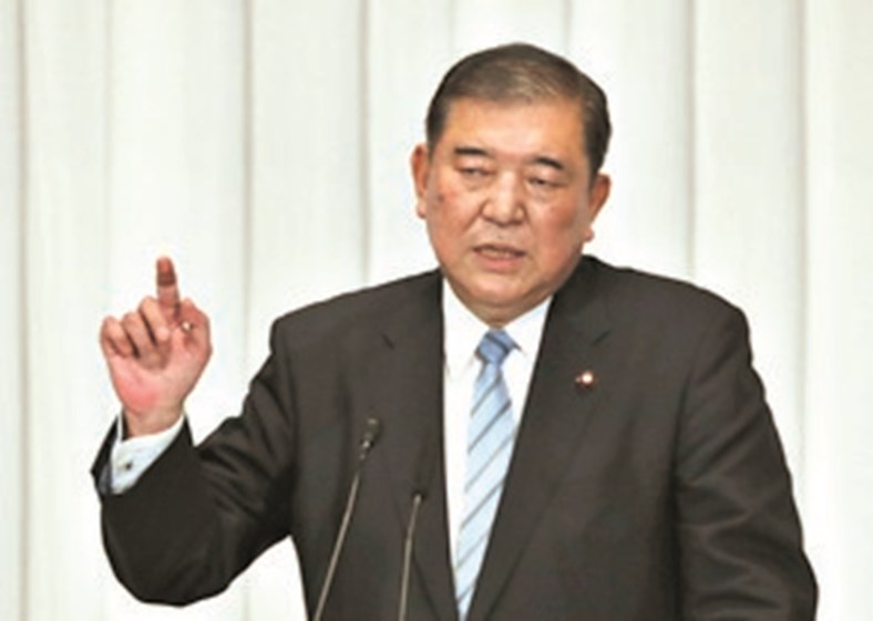 Ex-ministro da Defesa Shigeru Ishiba é um crítico de Abe.