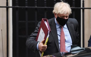 Boris Johnson pede 'cautela' perante levantamento de restrições 