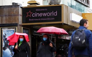 Cineworld suspende operações e põe 45 mil empregos em risco. Ações afundam 60%