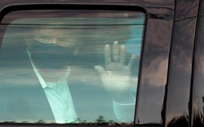 Trump criticado por curto passeio de carro para agradecer apoio