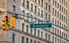 Broadway mantém espectáculos suspensos até ao fim de maio