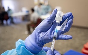 Bruxelas compra 300 milhões de doses da vacina da Pfizer e BioNTech