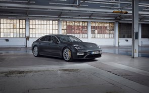 Novos Porsche Panamera híbridos recarregáveis