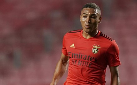 Benfica oficializa saída de Carlos Vinícius para o Tottenham: conheça os valores da operação