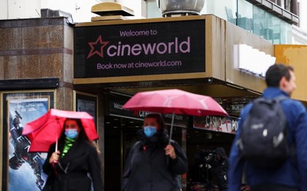 Cineworld suspende operações e põe 45 mil empregos em risco. Ações afundam 60%