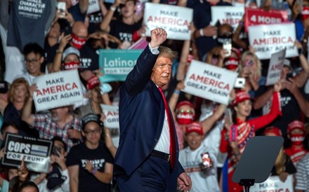 De volta aos comícios após teste negativo, Trump diz estar capaz de beijar multidão