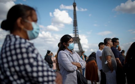 França ultrapassa barreira dos 100 mil mortos por covid-19