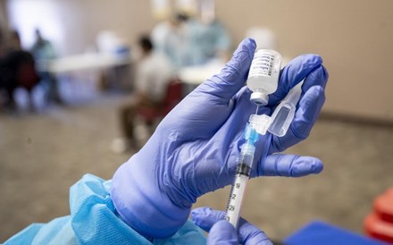 Bruxelas compra 300 milhões de doses da vacina da Pfizer e BioNTech