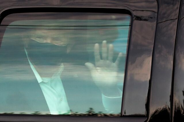 Trump criticado por curto passeio de carro para agradecer apoio