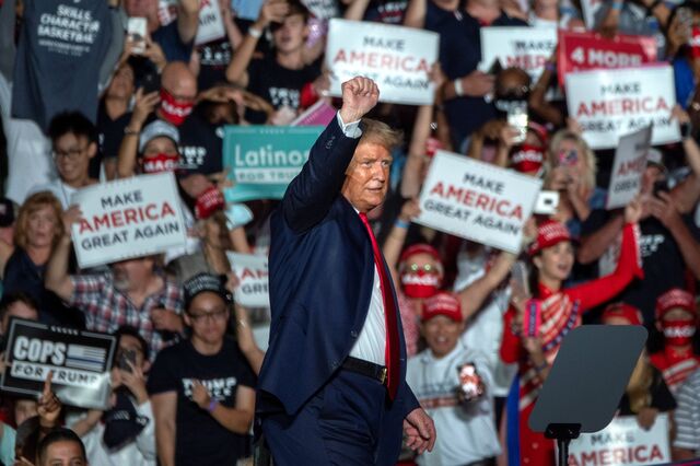 De volta aos comícios após teste negativo, Trump diz estar capaz de beijar multidão
