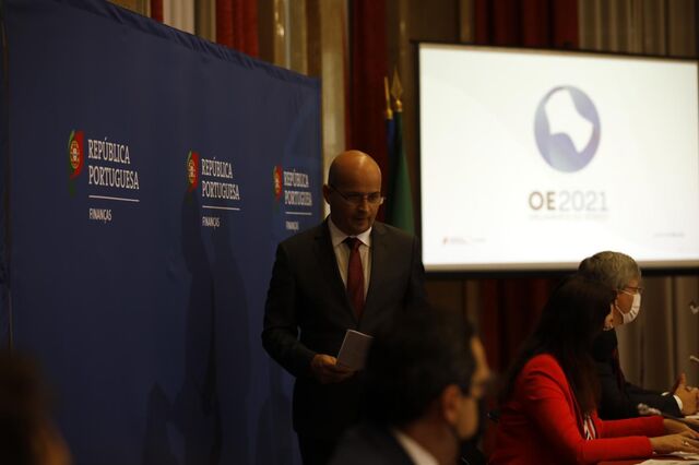Subida do salário mínimo garante aumento a 100 mil funcionários públicos