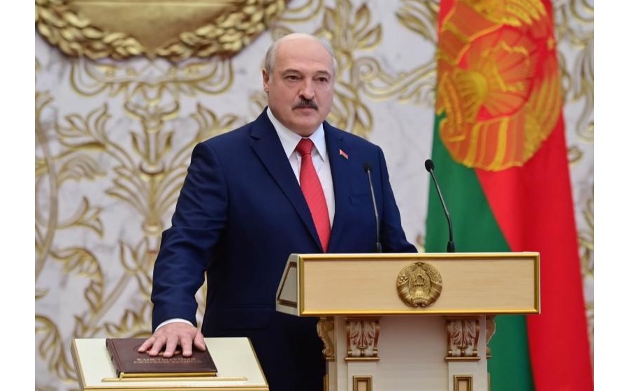 O presidente bielorrusso chegou a referir que a doença não era grave, podendo ser curada com vodka, sauna e trabalho no campo. Alexander Lukashenko foi um dos negacionistas da pandemia durante muito tempo, mas testou positivo ao novo coronavírus no final de julho. Na televisão nacional bielorrussa, Lukashenko afirmou não ter sentido quaisquer sintomas.