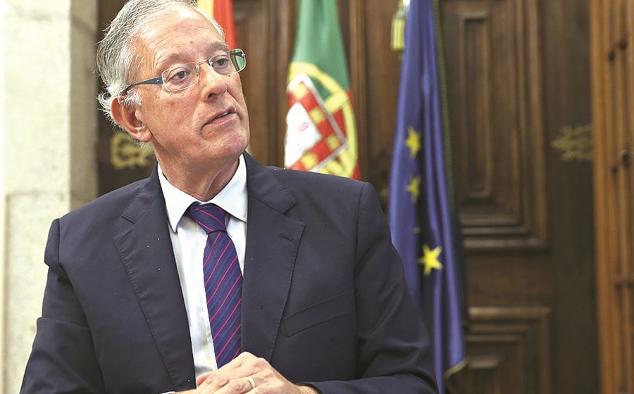 O vice-presidente da associação de municípios, António Almeida Henriques, mostra-se muito crítico do OE.