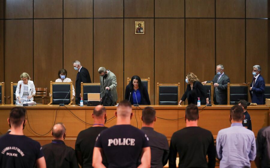 Membros do partido Aurora Dourada em tribunal