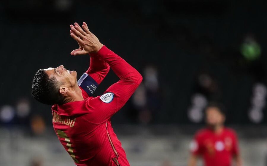  Cristiano Ronaldo celebra o 100º golo pela seleção nacional
