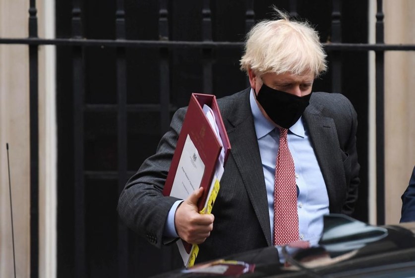 Boris Johnson começou por desvalorizar o perigo do novo coronavírus, mas mudou de discurso depois de ter sido infetado. O residente no número 10 de Downing Street foi internado de urgência num hospital a 6 de Abril com a vida em perigo e sobreviveu graças à diligência do pessoal médico, como foi exemplo o enfermeiro português Luís Pitarma.