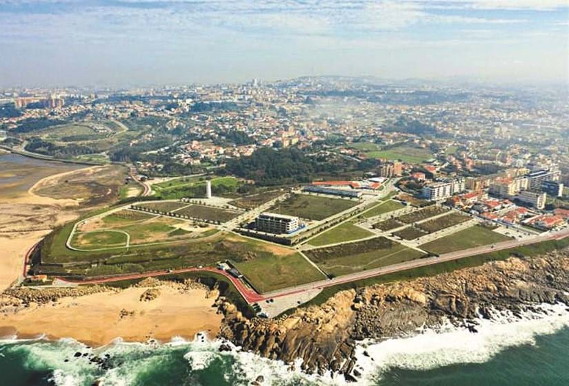 Os lotes situados num vasto terreno na foz do Douro, em Gaia, estão à venda por 38,7 milhões de euros.