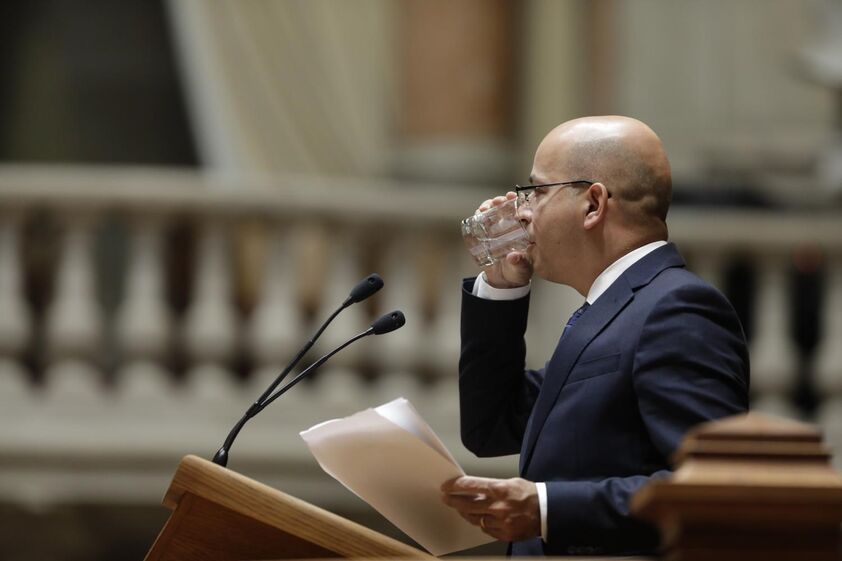 joao leao ministro finanças parlamento
