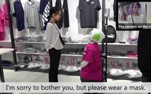 Robô ajuda a manter o distanciamento social em loja no Japão