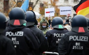 Milhares de pessoas manifestam-se em Berlim contra as novas restrições