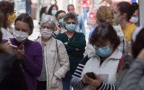 Epidemiologistas dizem que uso de máscara deve manter-se apesar de ómicron ser 'mais benigna'