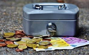 Quase 16% dos portugueses ainda guarda o dinheiro 'debaixo do colchão'