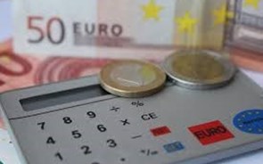 Governo tem 400 mil euros para projetos de apoio a consumidores com dívidas