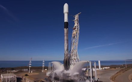 Foguetão Space X a caminho da estação espacial com quatro astronautas 