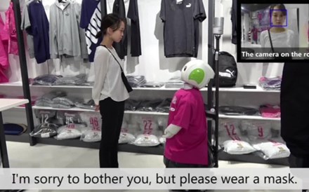 Robô força uso de máscara e distanciamento social em loja no Japão