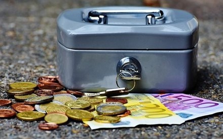 Quase 16% dos portugueses ainda guarda o dinheiro 'debaixo do colchão'