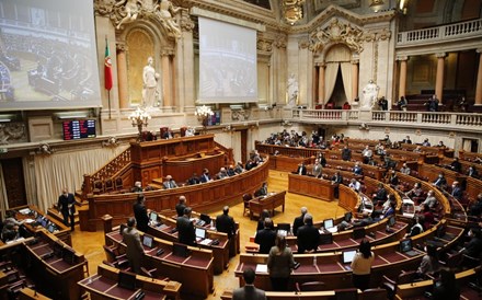 Parlamento debate e vota provável prolongamento da emergência a 4 de dezembro