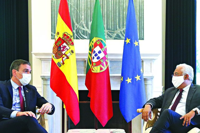Economia portuguesa mais lenta a recuperar que espanhola devido às restrições