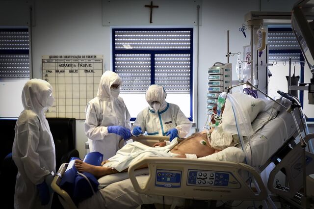 Covid-19: Doentes continuam com sintomas seis meses após alta hospitalar 