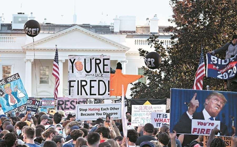 Os apoiantes e eleitores de Joe Biden têm-se juntado à porta da Casa Branca para festejar a derrota de Trump.