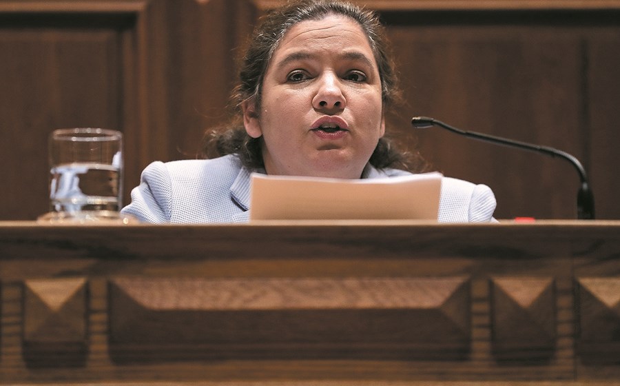 A ministra da Administração Pública esteve ontem no Parlamento a defender a proposta de Orçamento do Estado do Governo.