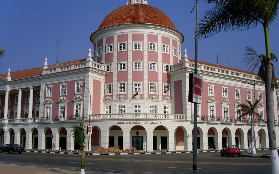 O Banco Nacional de Angola lembra que os cinco maiores controlam 70% do mercado.