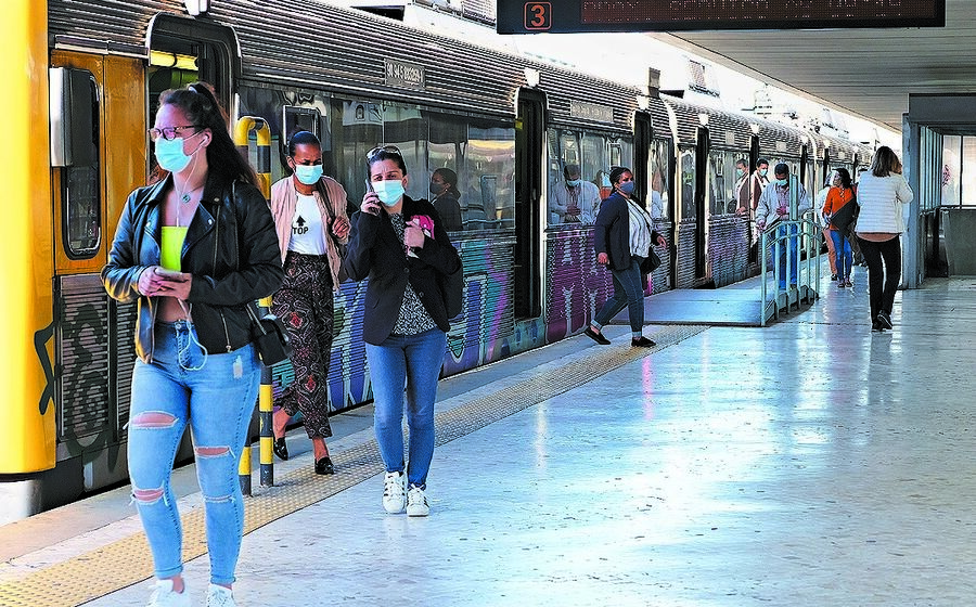 pessoas mascara transportes comboio