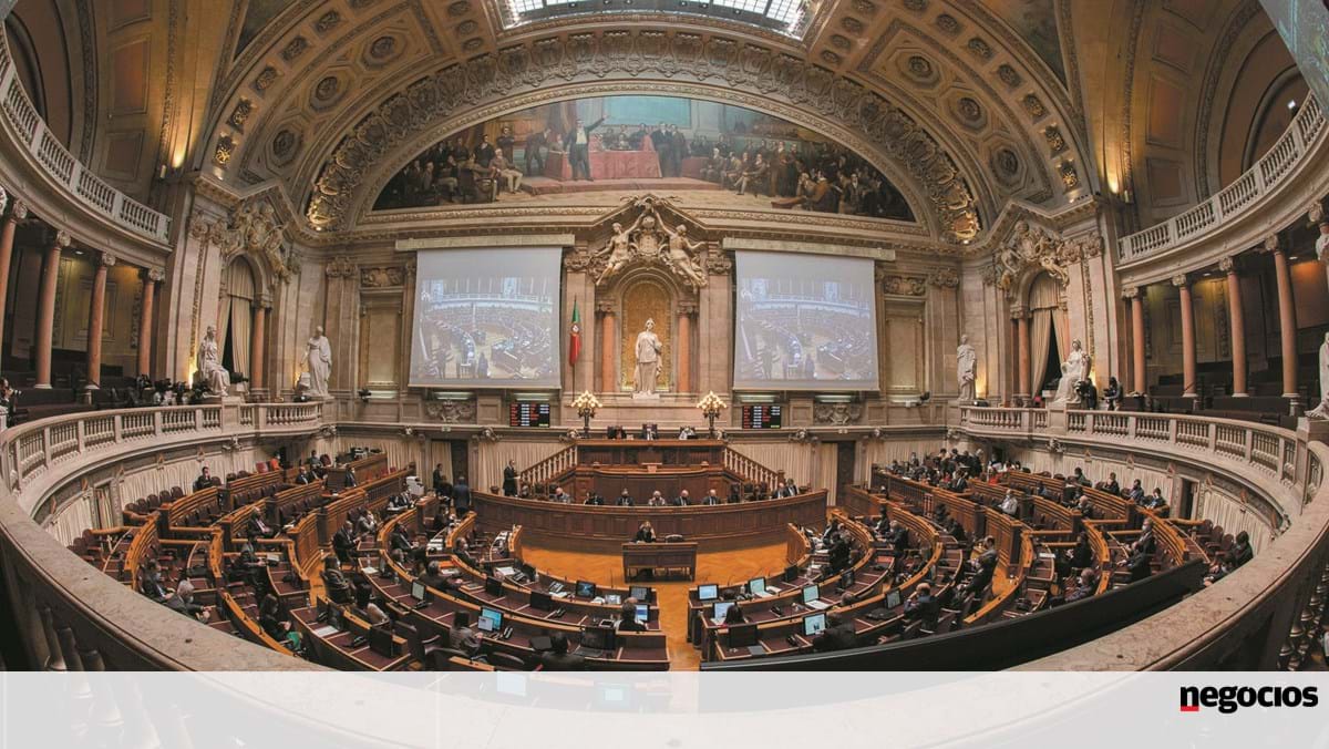 Covid-19: Assembleia da República volta a ter apenas dois debates por  semana - Economia - Jornal de Negócios