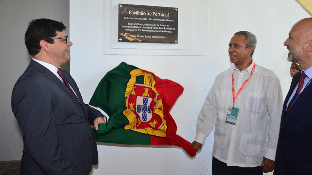 O secretário de Estado da Internacionalização, Eurico Brilhante Dias, e o vice-ministro do Comércio Exterior de Cuba, Antonio Carricarte Corona, inauguram oficialmente o Pavilhão de Portugal na edição de 2017 da FIHAV.