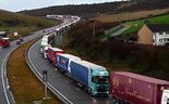 Possibilidade de Brexit sem acordo provoca longas filas de camiões em Inglaterra 