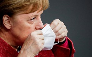 Brexit: Merkel avisa que UE está preparada para um não-acordo com o Reino Unido