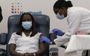 Enfermeira recebe a primeira vacina para a covid-19 nos EUA