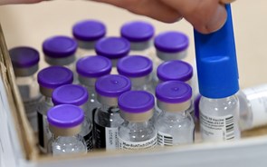 Cada frasco da vacina Pfizer dá para seis em vez de cinco doses, diz Agência Europeia