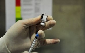Vacinação em lares do continente arrancou com uma utente de 100 anos