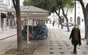 pessoas mascara covid pandemia virus esplanada fechada